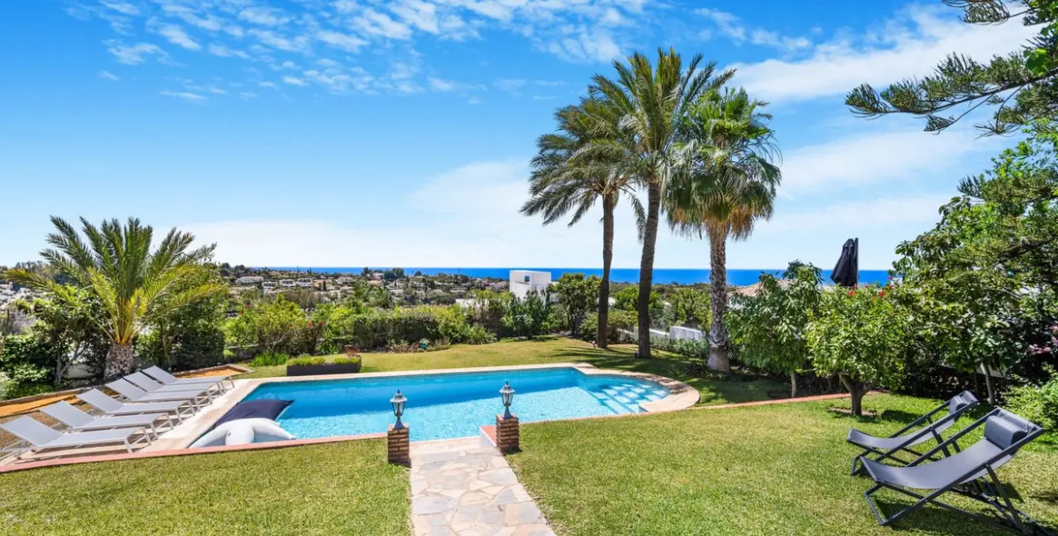 Short-term rent of detached villa in El Paraiso 27