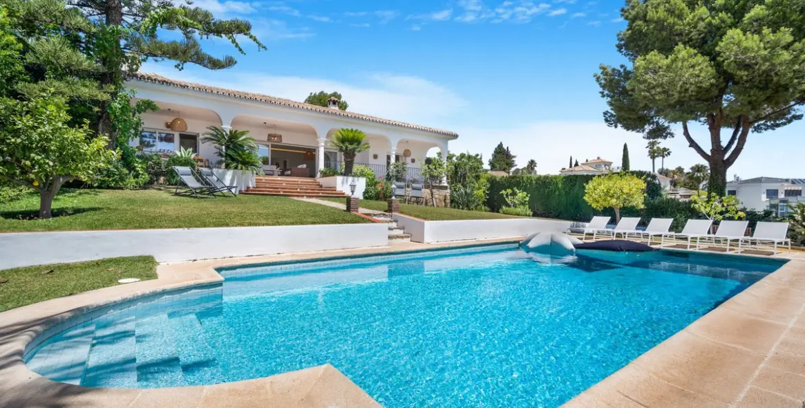 Short-term rent of detached villa in El Paraiso 28