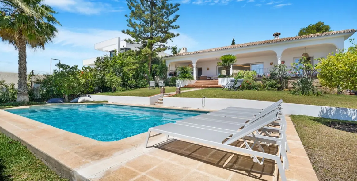 Short-term rent of detached villa in El Paraiso 29