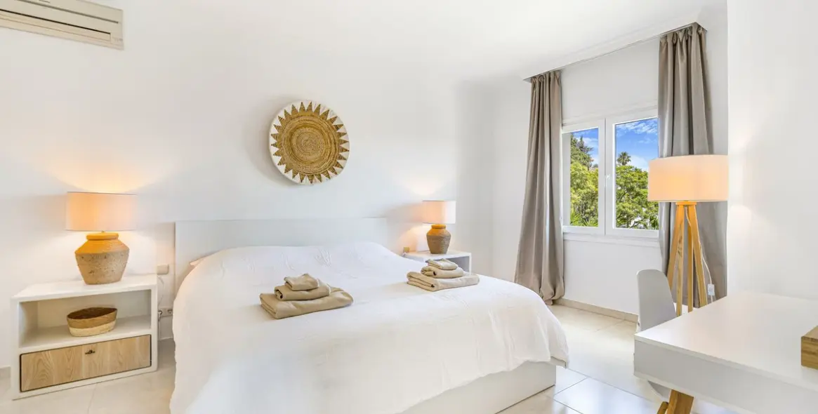 Short-term rent of detached villa in El Paraiso 31