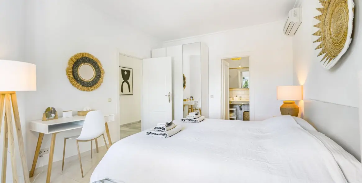 Short-term rent of detached villa in El Paraiso 35