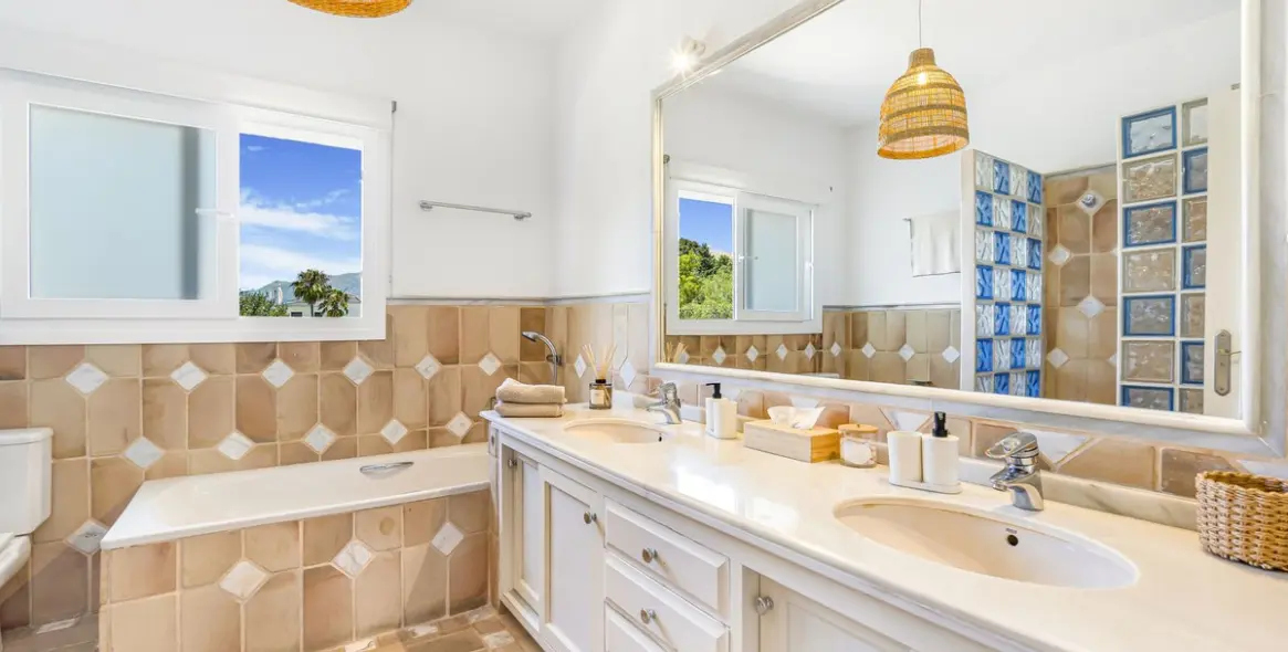 Short-term rent of detached villa in El Paraiso 36