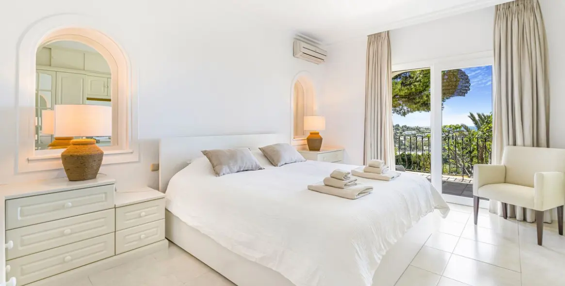 Short-term rent of detached villa in El Paraiso 37