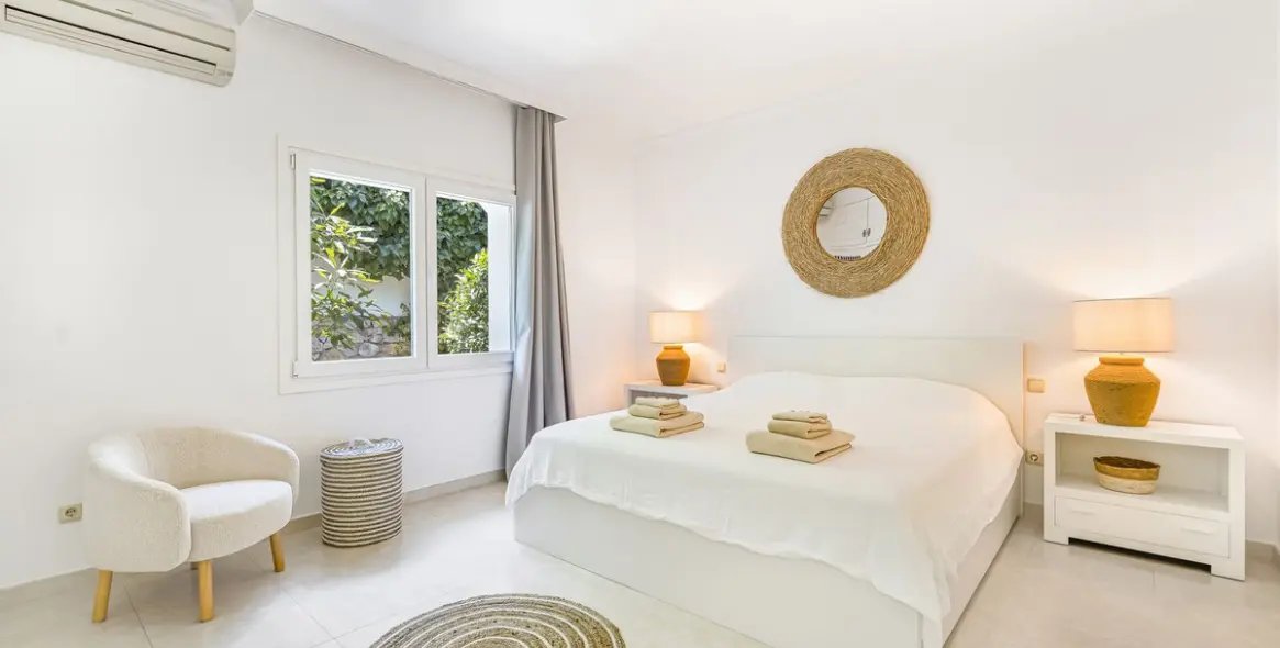 Short-term rent of detached villa in El Paraiso 40