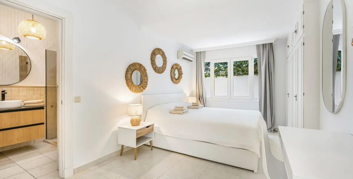 Short-term rent of detached villa in El Paraiso 44