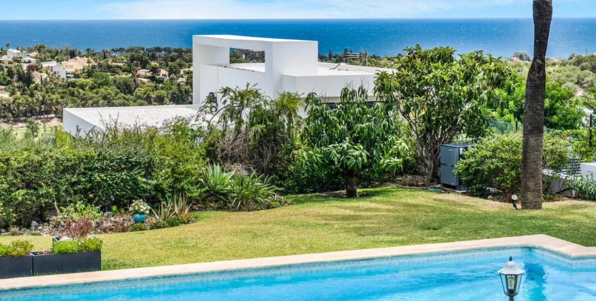 Short-term rent of detached villa in El Paraiso 71