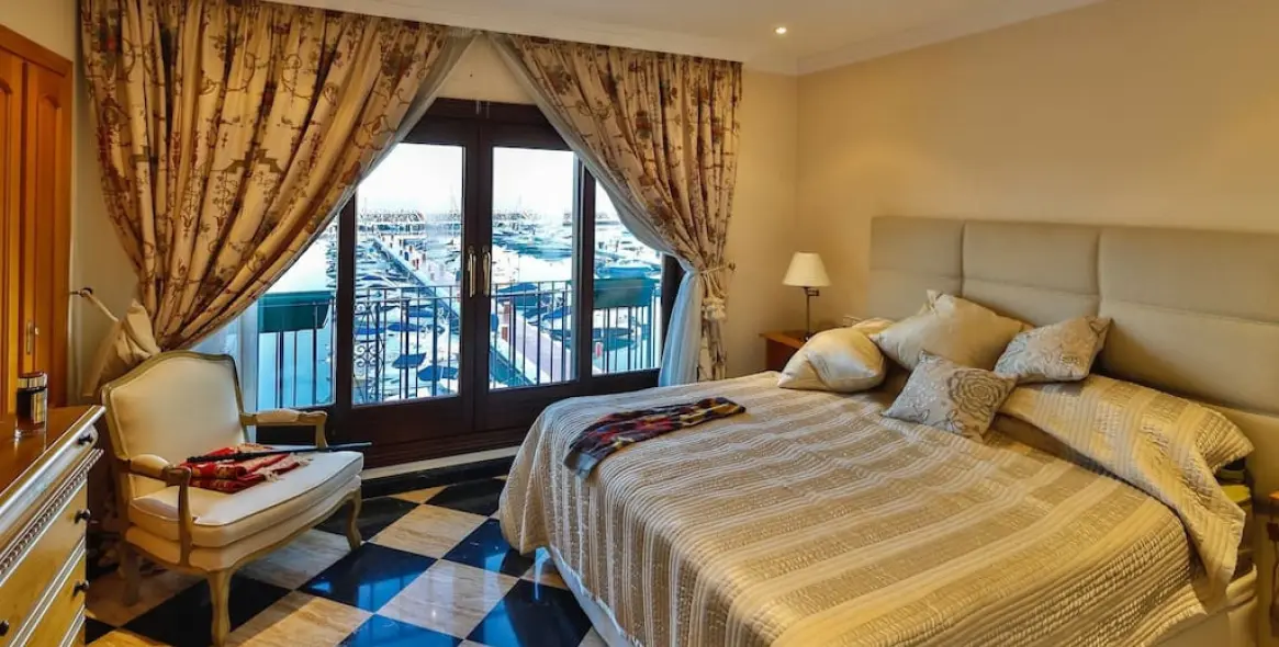 Short-term rent of middle floor apartment in Puerto Banús 4