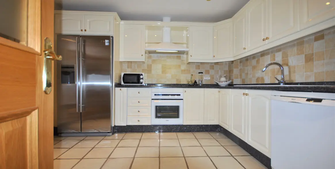 Short-term rent of middle floor apartment in Puerto Banús 12