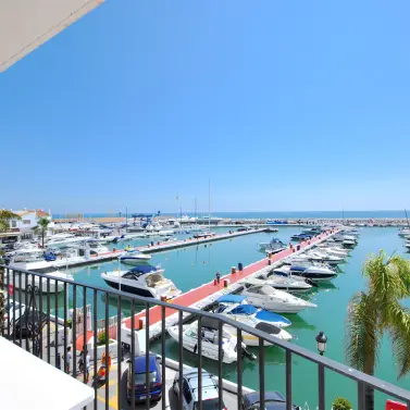 Alquiler a corto plazo de apartamento en planta media en Puerto Banús