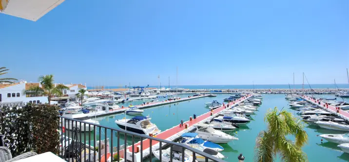 Alquiler a corto plazo de apartamento en planta media en Puerto Banús 0