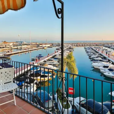 Alquiler a corto plazo de apartamento en planta media en Puerto Banús