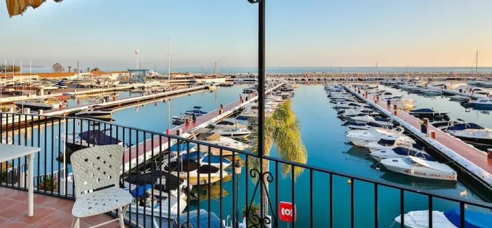 Alquiler a corto plazo de apartamento en planta media en Puerto Banús 1