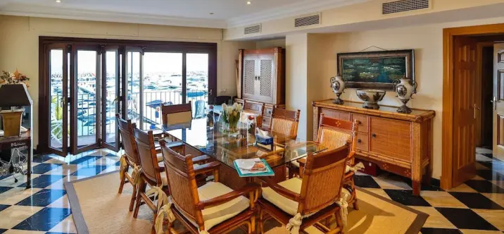 Alquiler a corto plazo de apartamento en planta media en Puerto Banús 2
