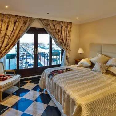 Alquiler a corto plazo de apartamento en planta media en Puerto Banús