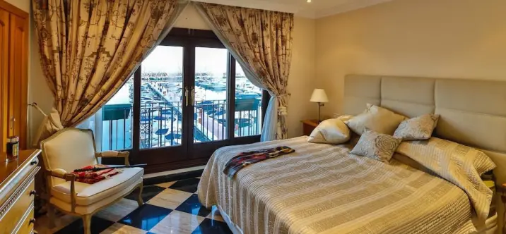 Alquiler a corto plazo de apartamento en planta media en Puerto Banús 3