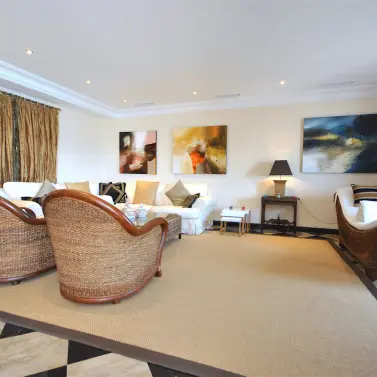 Alquiler a corto plazo de apartamento en planta media en Puerto Banús