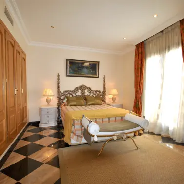 Alquiler a corto plazo de apartamento en planta media en Puerto Banús