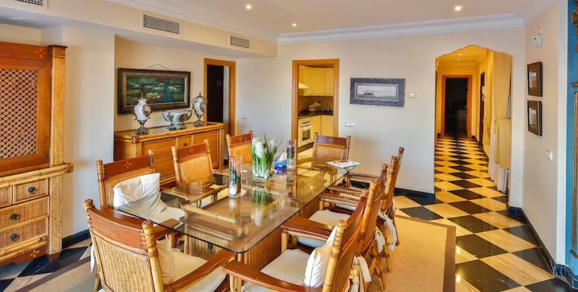 Short-term rent of middle floor apartment in Puerto Banús 9