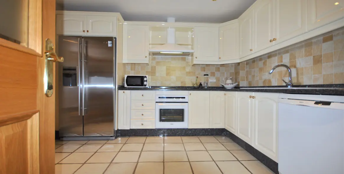 Short-term rent of middle floor apartment in Puerto Banús 12