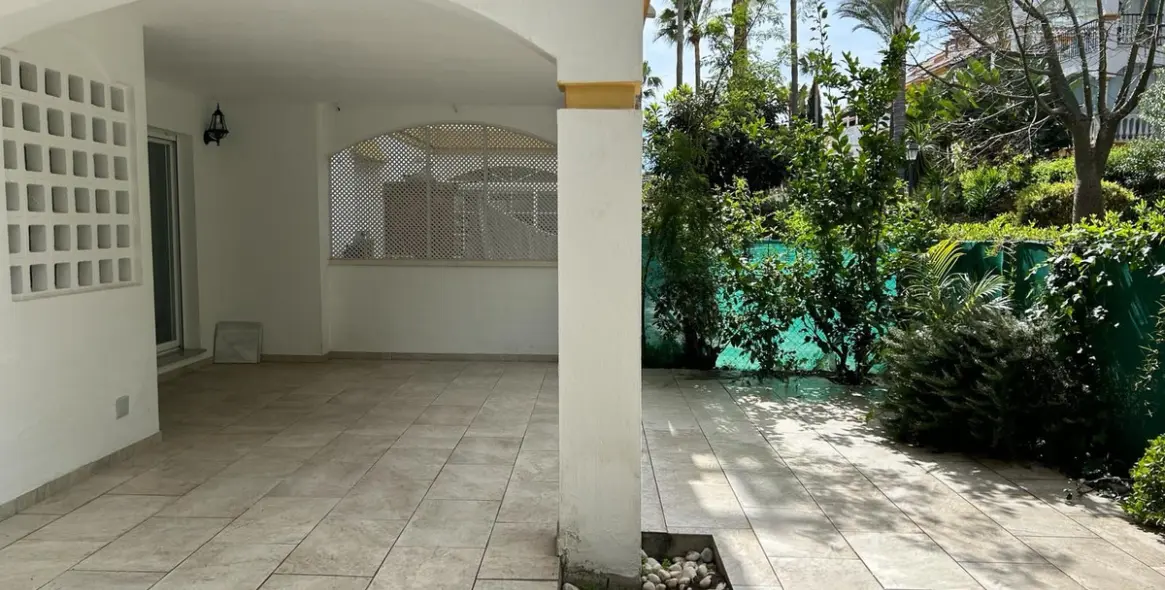 Long-term rent of ground floor apartment in Nueva Andalucía 12