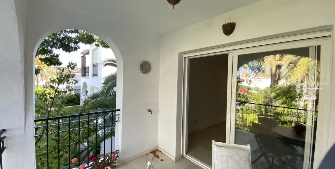 Long-term rent of middle floor apartment in New Golden Mile 8