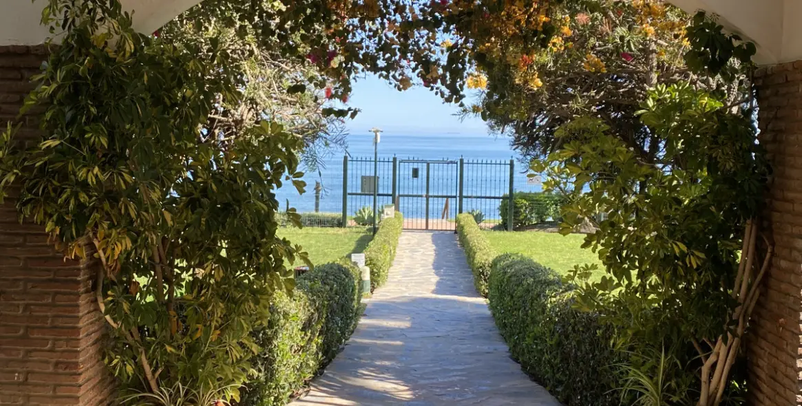 Long-term rent of middle floor apartment in New Golden Mile 11