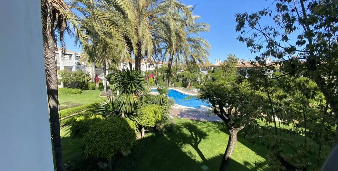 Long-term rent of middle floor apartment in New Golden Mile 18