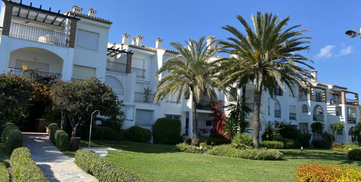 Long-term rent of middle floor apartment in New Golden Mile 19