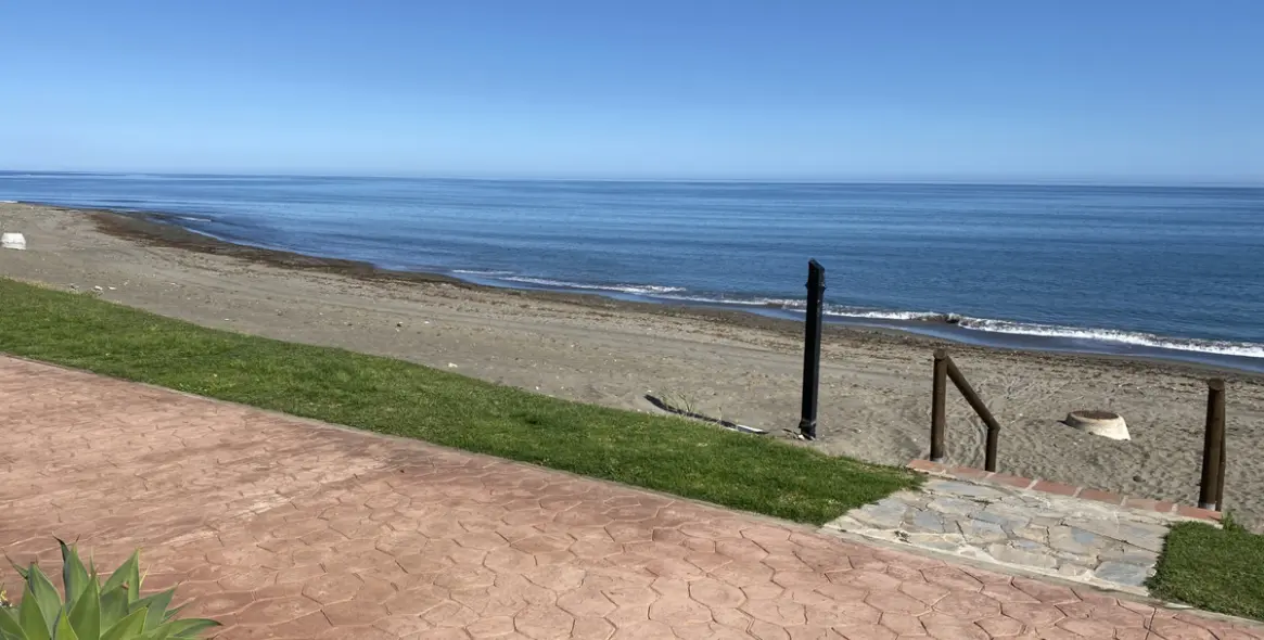 Long-term rent of middle floor apartment in New Golden Mile 20