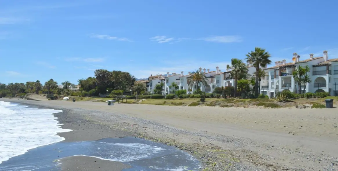 Long-term rent of middle floor apartment in New Golden Mile 21