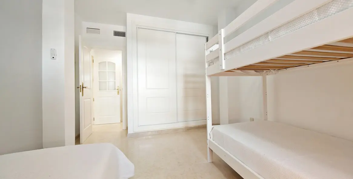 Long-term rent of middle floor apartment in Elviria 11