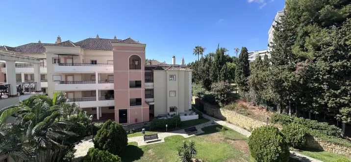 Продажа апартаментов на среднем этаже в Nueva Andalucía 0