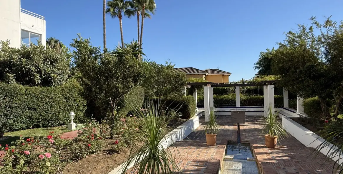 Long-term rent of ground floor apartment in El Paraiso 14