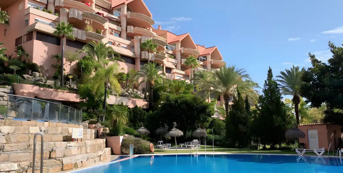 Долгосрочная аренда апартаментов на среднем этаже в Nueva Andalucía 21