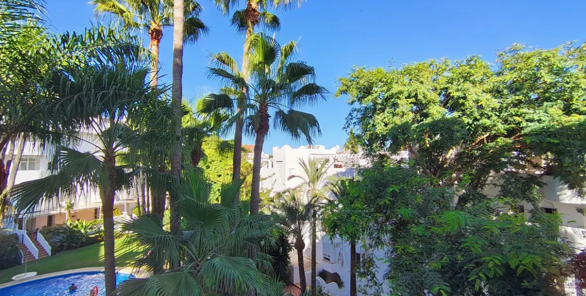 Long-term rent of middle floor apartment in The Golden Mile 5