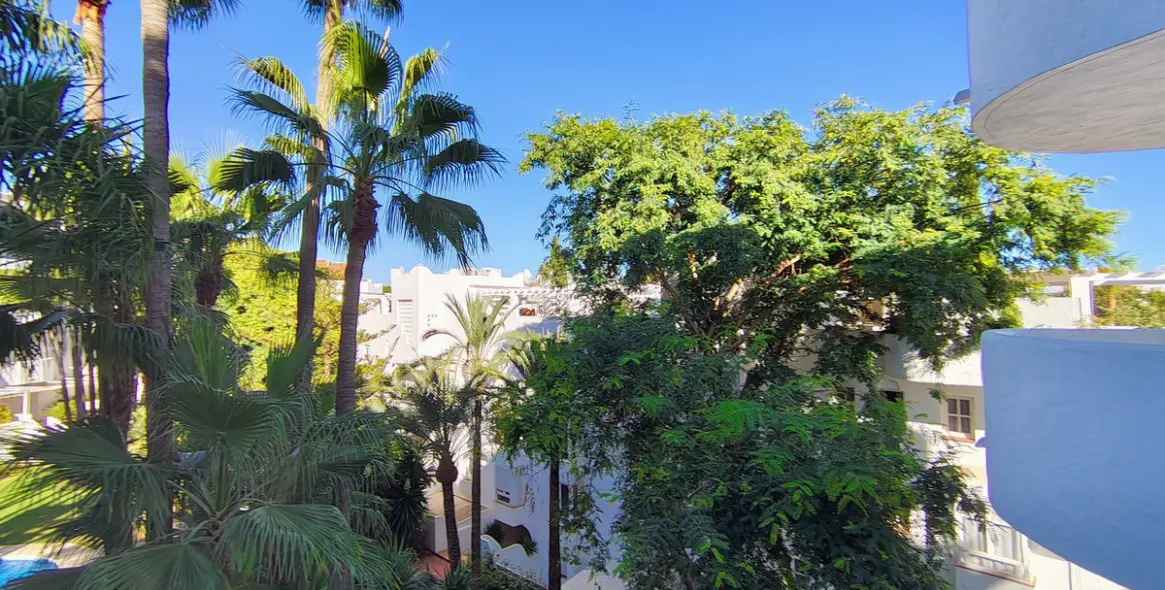 Long-term rent of middle floor apartment in The Golden Mile 6