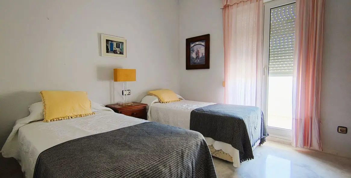 Long-term rent of middle floor apartment in The Golden Mile 13