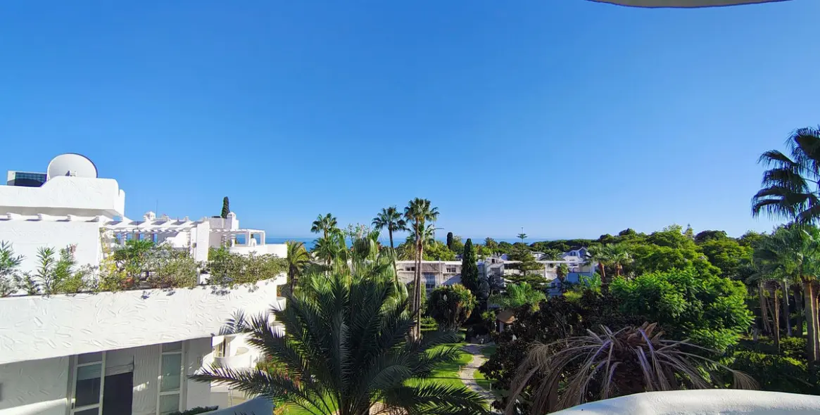 Long-term rent of middle floor apartment in The Golden Mile 15