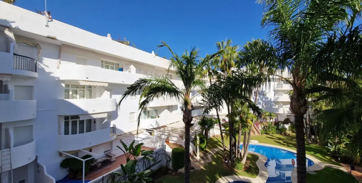 Long-term rent of middle floor apartment in The Golden Mile 18