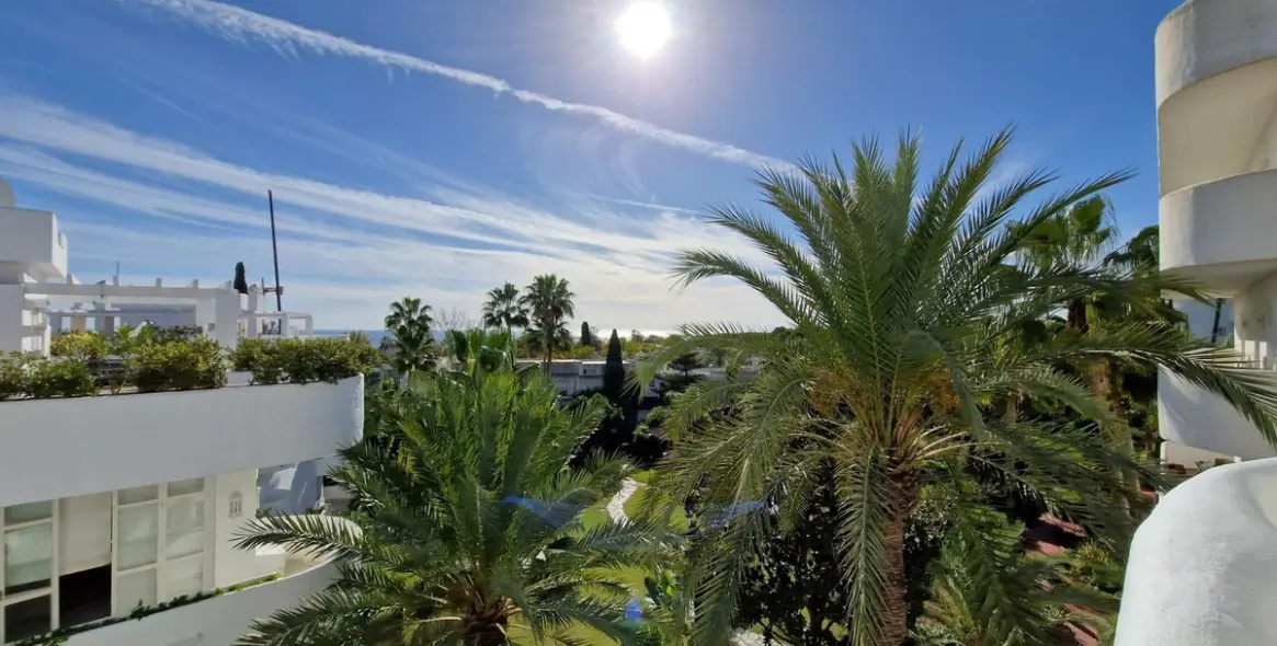 Long-term rent of middle floor apartment in The Golden Mile 23