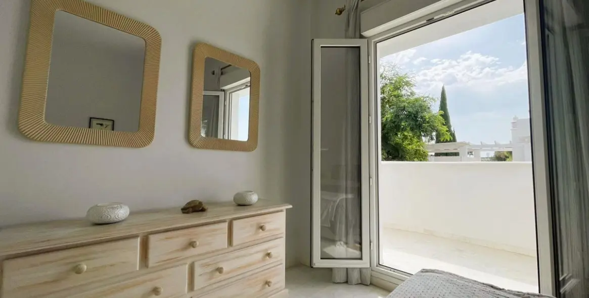 Long-term rent of middle floor apartment in The Golden Mile 26