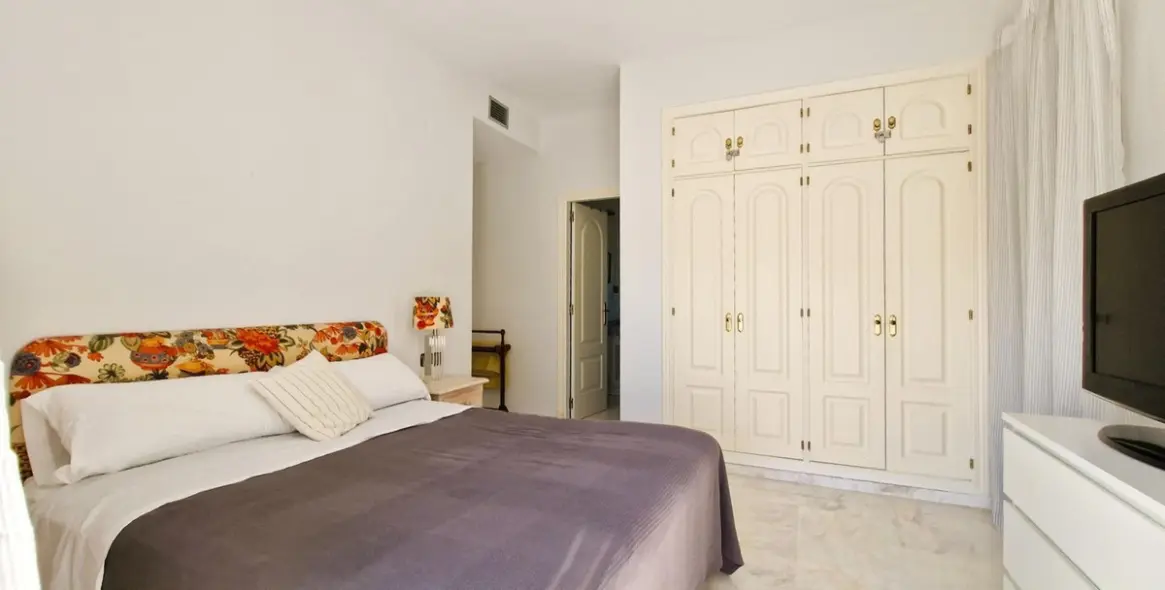 Long-term rent of middle floor apartment in The Golden Mile 27