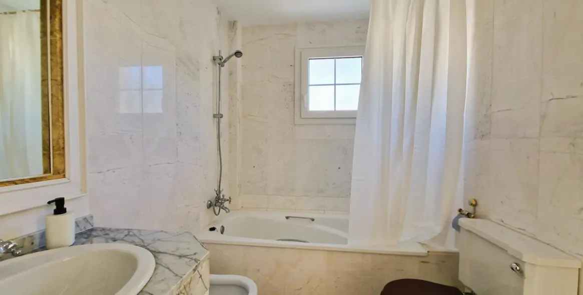 Long-term rent of middle floor apartment in The Golden Mile 28