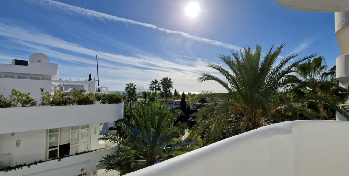 Long-term rent of middle floor apartment in The Golden Mile 30