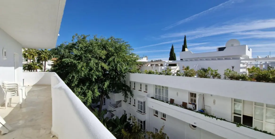 Long-term rent of middle floor apartment in The Golden Mile 31