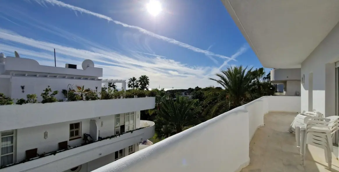 Long-term rent of middle floor apartment in The Golden Mile 32