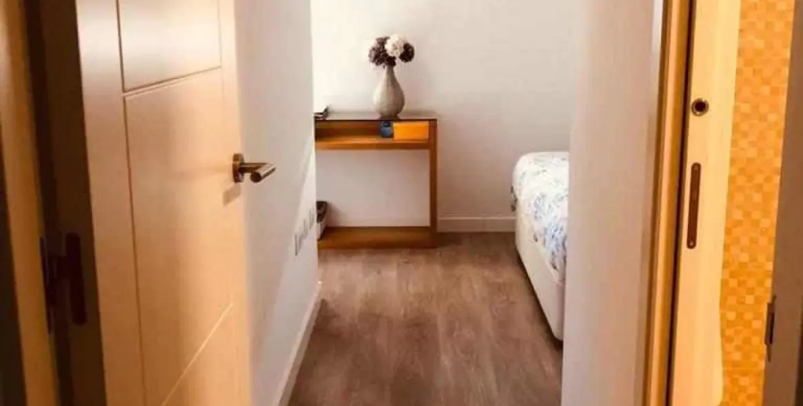 Long-term rent of middle floor apartment in La Campana 12