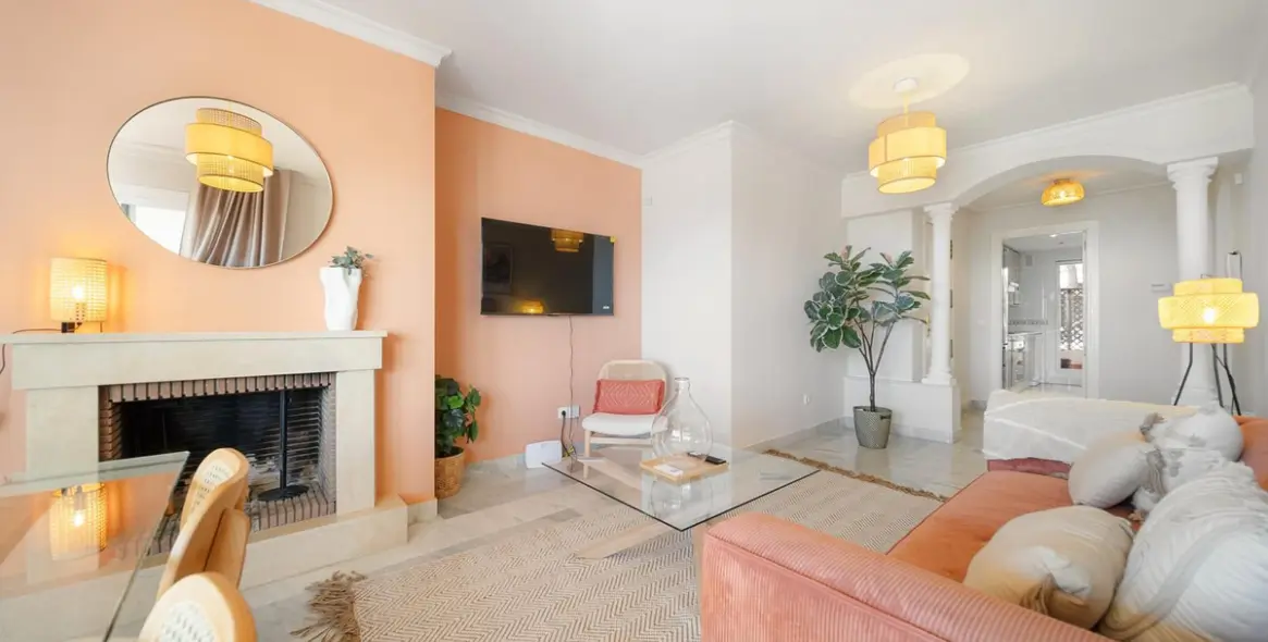 Alquiler a largo plazo de apartamento en planta media en Nueva Andalucía 1
