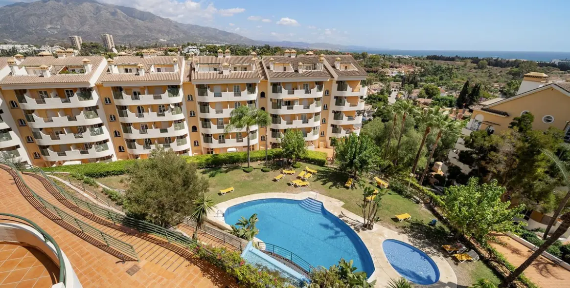 Alquiler a largo plazo de apartamento en planta media en Nueva Andalucía 2