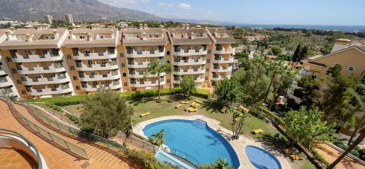 Долгосрочная аренда апартаментов на среднем этаже в Nueva Andalucía 1